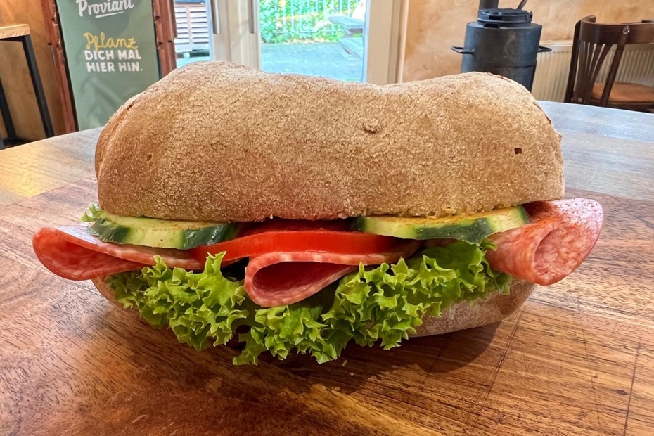 Belegtes Holzofen-Brötchen