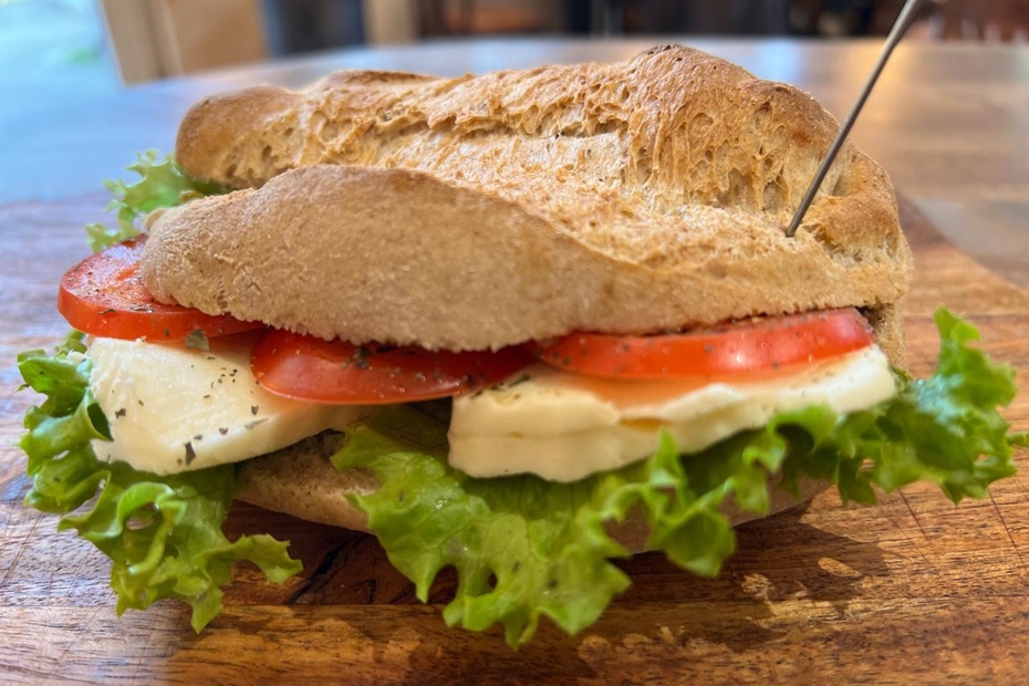 Belegtes Holzofen-Brötchen