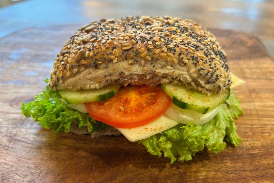 Belegtes Vollkorn-Weizen-Brötchen