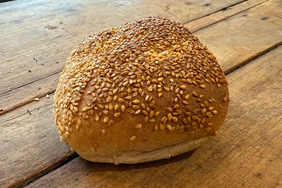 Holzofen-Sesam-Brötchen